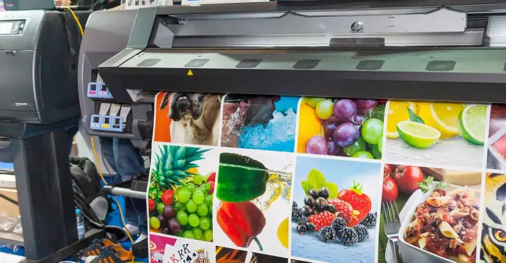 Impressora HP de grande formato a produzir material colorido