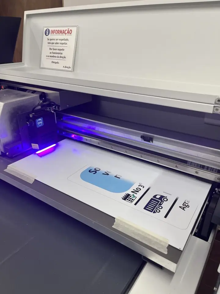 Processo de impressão UV sobre material rígido